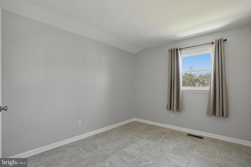 Image 33 of property listing at 1800 GAYFIELDS DR, Silver Spring, MD 20906