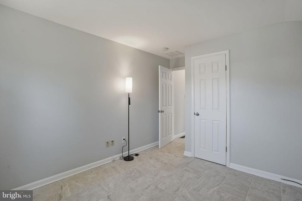 Image 34 of property listing at 1800 GAYFIELDS DR, Silver Spring, MD 20906