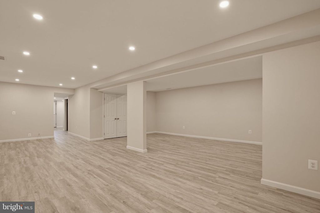 Image 39 of property listing at 1800 GAYFIELDS DR, Silver Spring, MD 20906