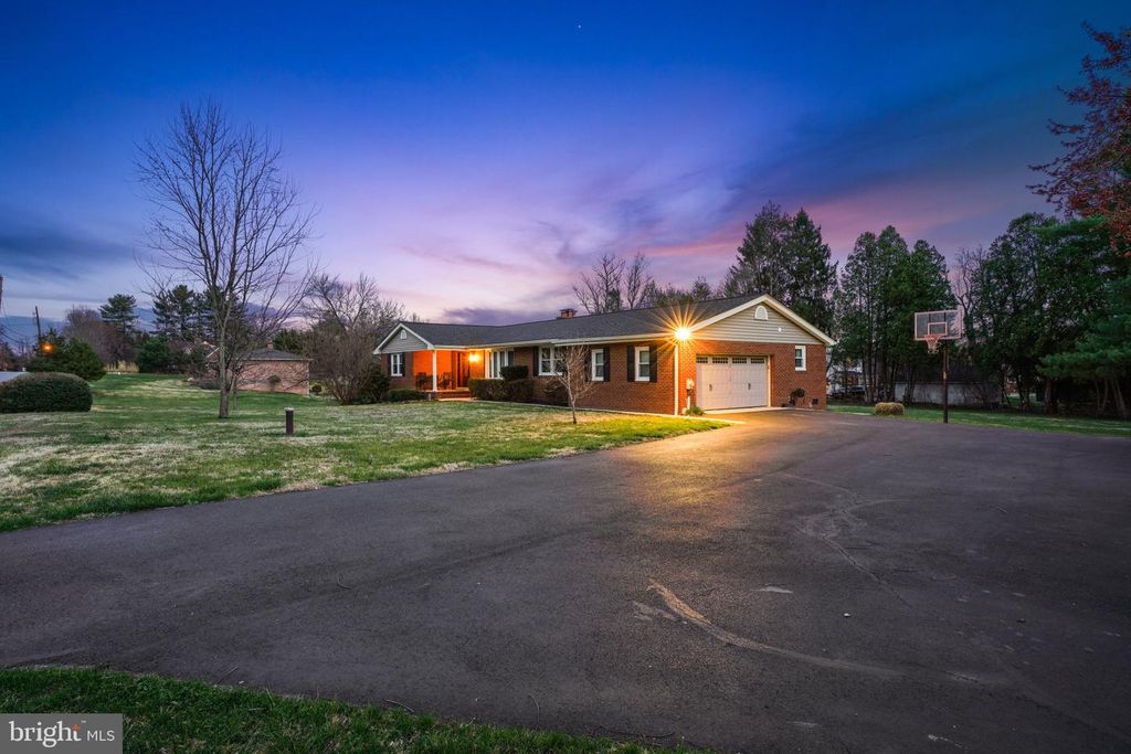 Image 4 of property listing at 1800 GAYFIELDS DR, Silver Spring, MD 20906