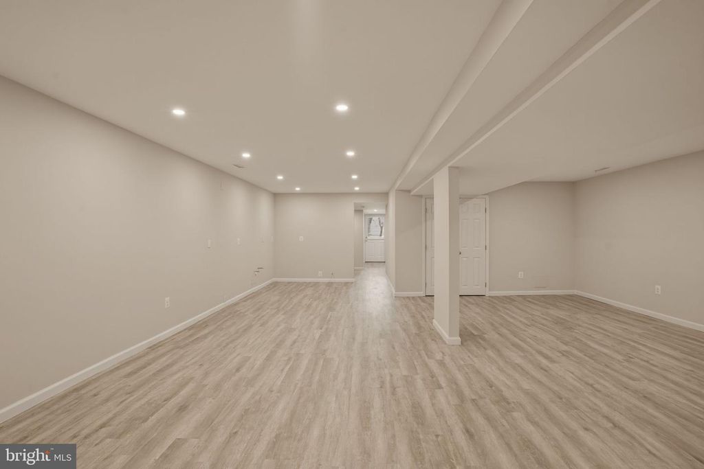 Image 41 of property listing at 1800 GAYFIELDS DR, Silver Spring, MD 20906