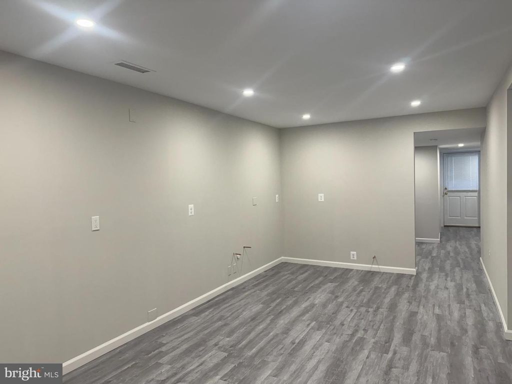 Image 43 of property listing at 1800 GAYFIELDS DR, Silver Spring, MD 20906