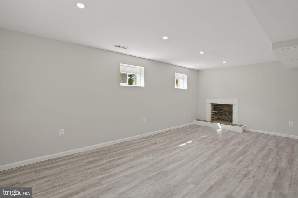 Image 46 of property listing at 1800 GAYFIELDS DR, Silver Spring, MD 20906