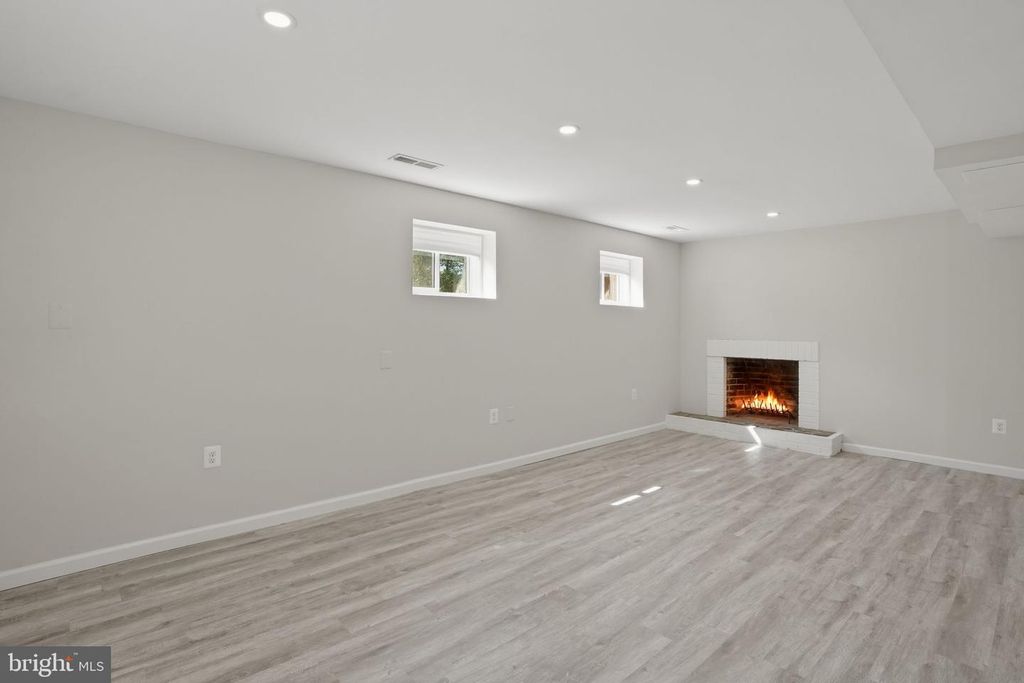 Image 47 of property listing at 1800 GAYFIELDS DR, Silver Spring, MD 20906