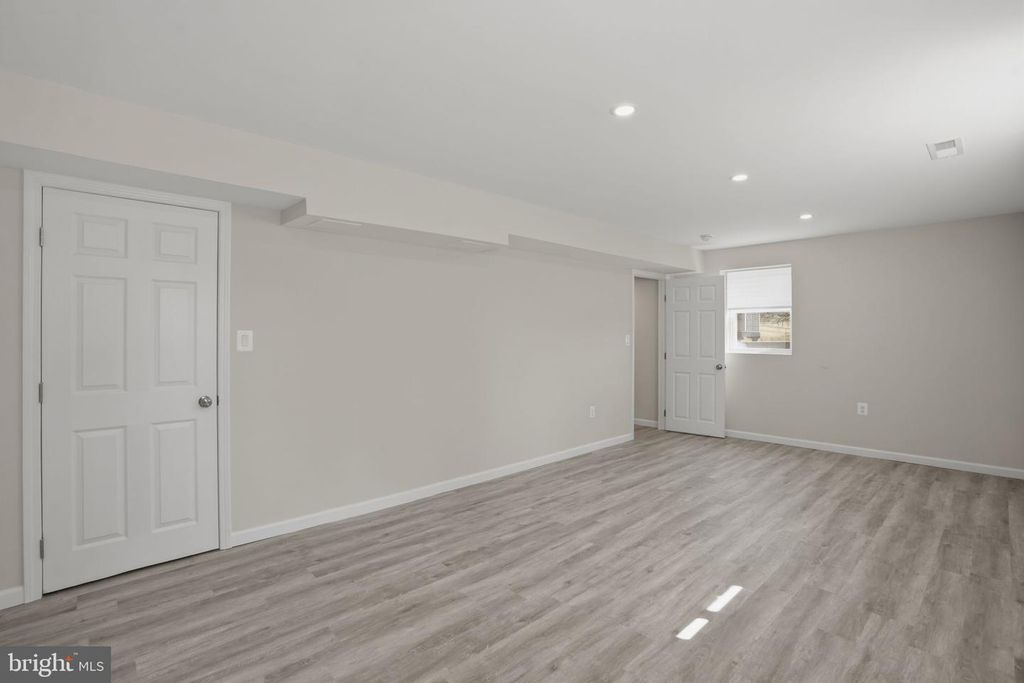 Image 48 of property listing at 1800 GAYFIELDS DR, Silver Spring, MD 20906