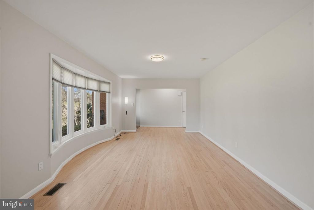 Image 5 of property listing at 1800 GAYFIELDS DR, Silver Spring, MD 20906