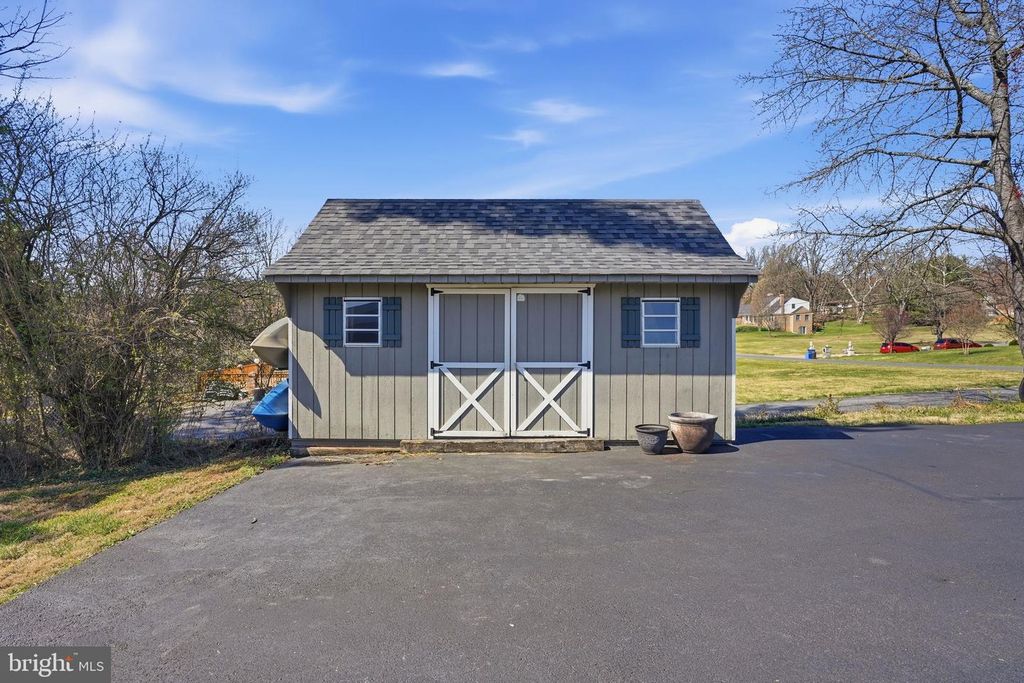 Image 58 of property listing at 1800 GAYFIELDS DR, Silver Spring, MD 20906