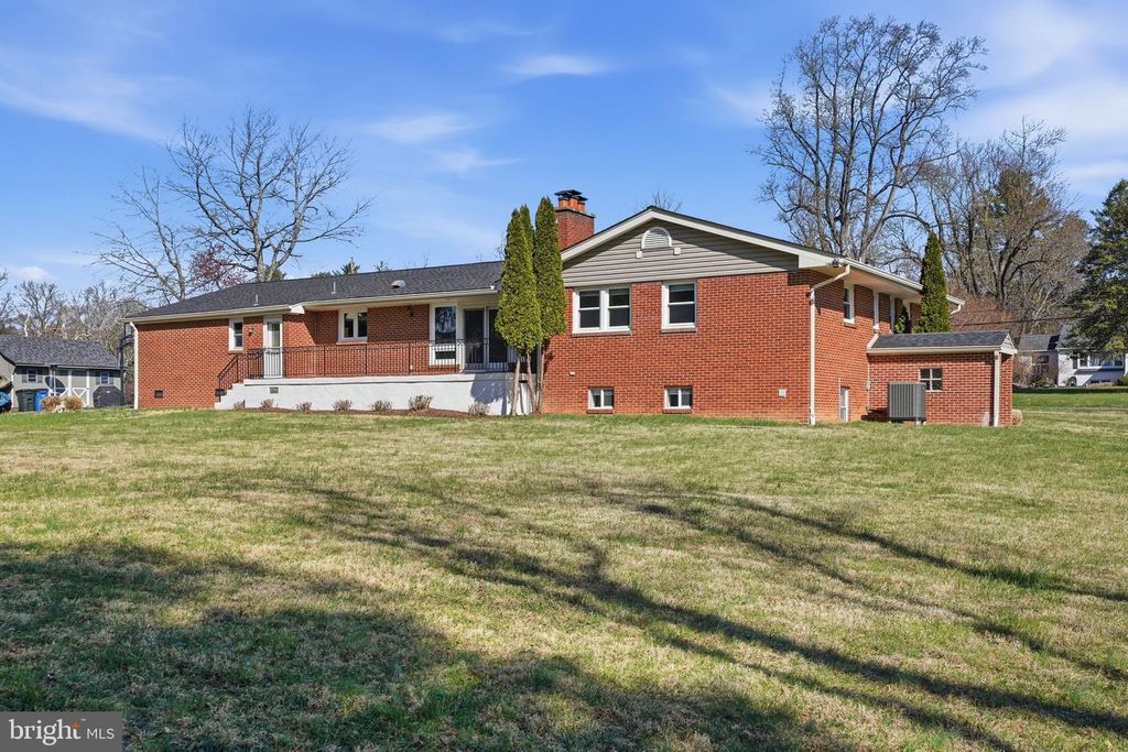 Image 60 of property listing at 1800 GAYFIELDS DR, Silver Spring, MD 20906