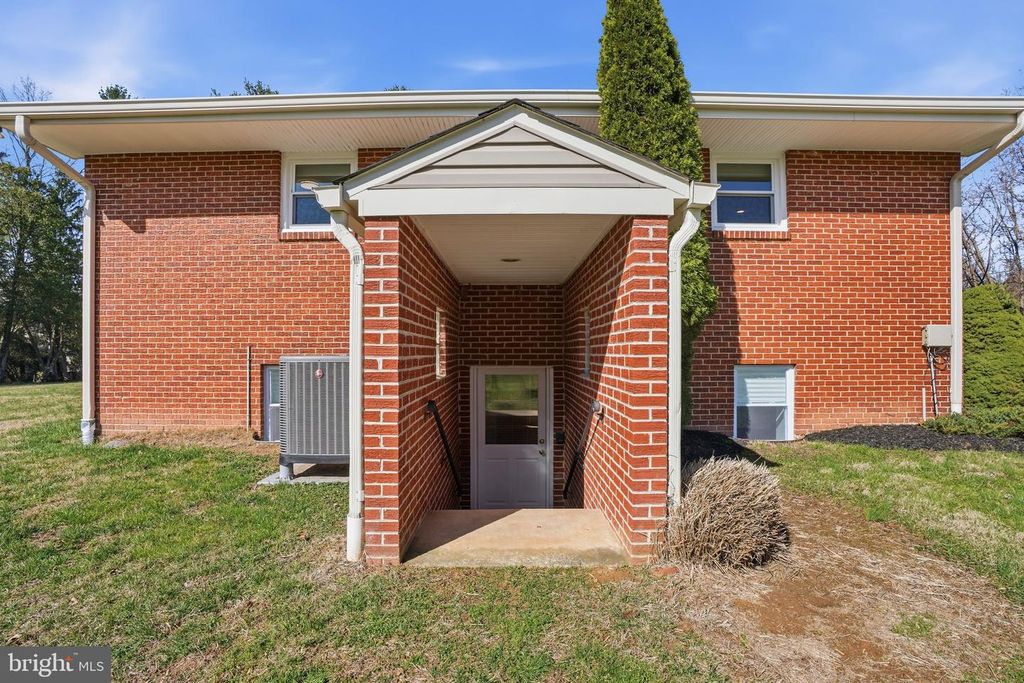 Image 63 of property listing at 1800 GAYFIELDS DR, Silver Spring, MD 20906