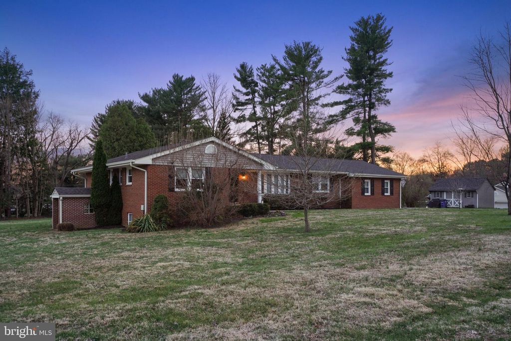 Image 65 of property listing at 1800 GAYFIELDS DR, Silver Spring, MD 20906