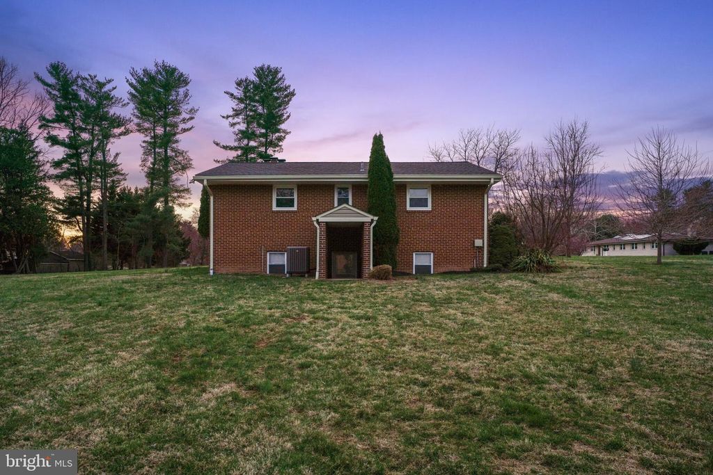 Image 67 of property listing at 1800 GAYFIELDS DR, Silver Spring, MD 20906