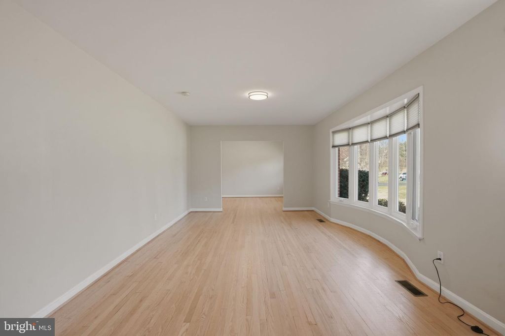 Image 7 of property listing at 1800 GAYFIELDS DR, Silver Spring, MD 20906