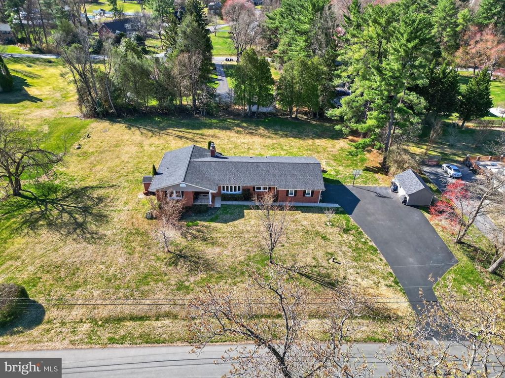 Image 70 of property listing at 1800 GAYFIELDS DR, Silver Spring, MD 20906