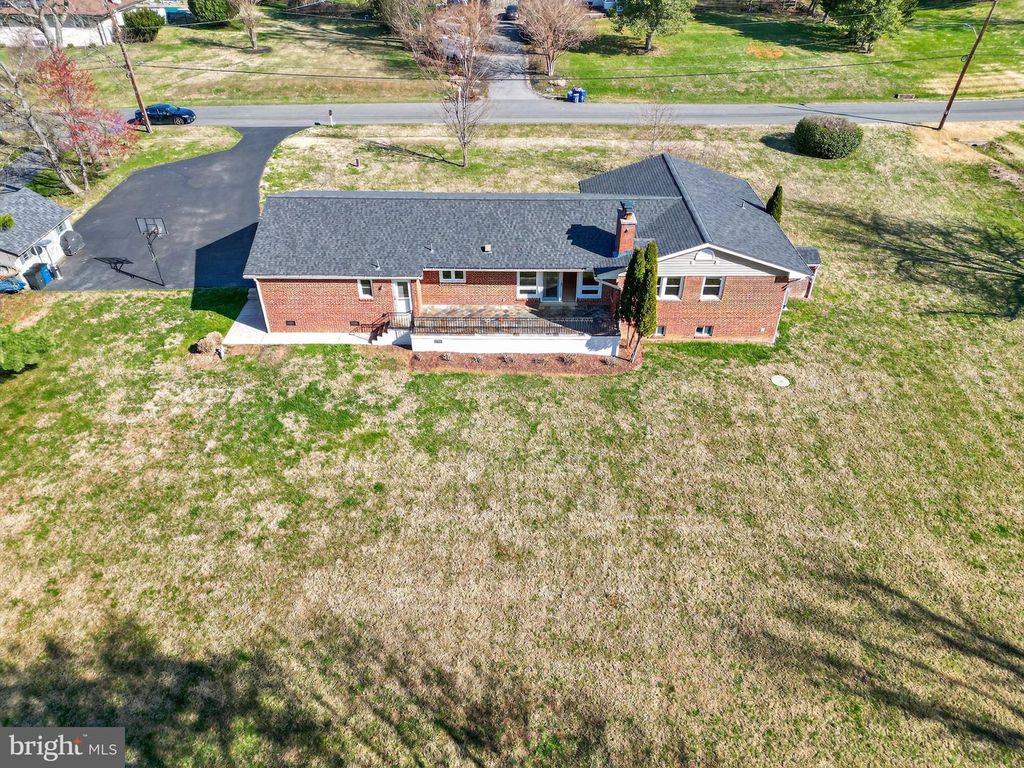 Image 72 of property listing at 1800 GAYFIELDS DR, Silver Spring, MD 20906