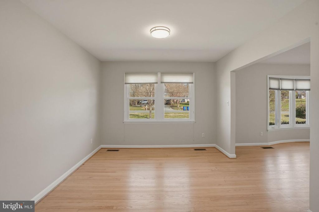 Image 9 of property listing at 1800 GAYFIELDS DR, Silver Spring, MD 20906