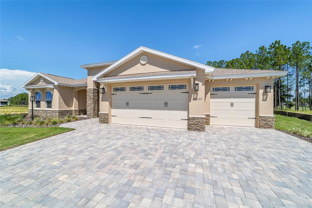 Image 7 of property listing at 10537 SW 96TH LANE ROAD, Ocala, FL 34481