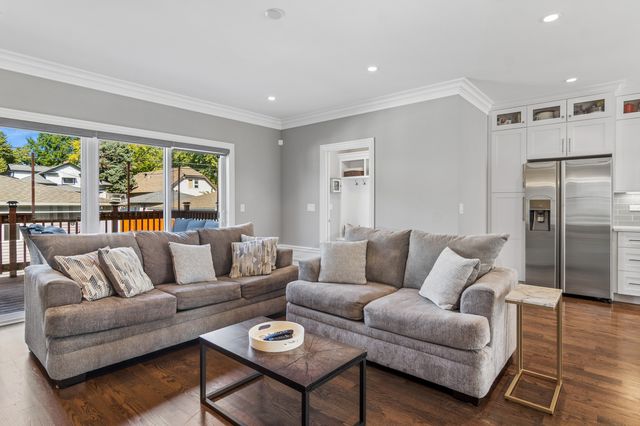 5808 W Waveland Avenue, Chicago, IL 60634