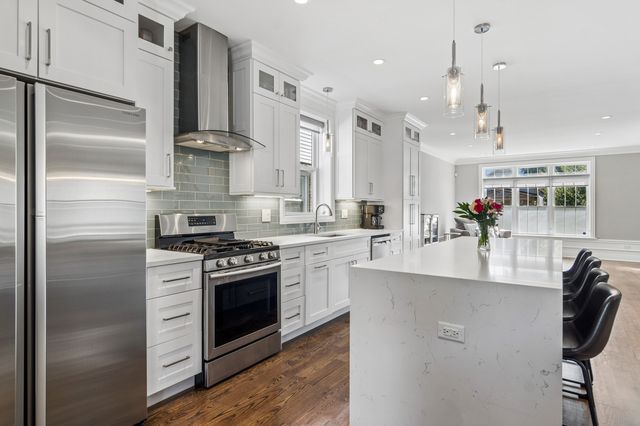 5808 W Waveland Avenue, Chicago, IL 60634