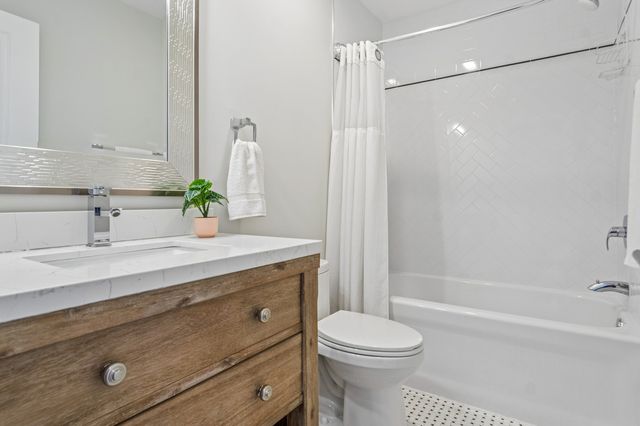 5808 W Waveland Avenue, Chicago, IL 60634