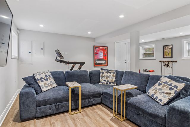 5808 W Waveland Avenue, Chicago, IL 60634