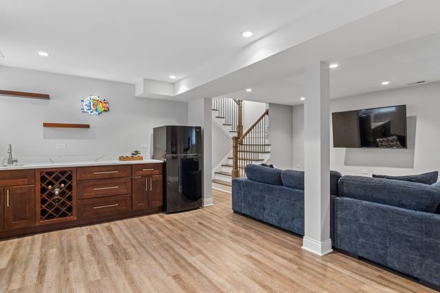 5808 W Waveland Avenue, Chicago, IL 60634