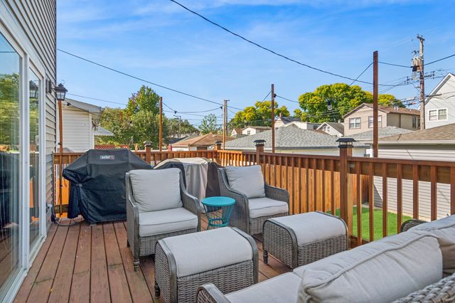 5808 W Waveland Avenue, Chicago, IL 60634
