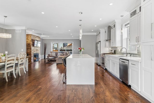 5808 W Waveland Avenue, Chicago, IL 60634