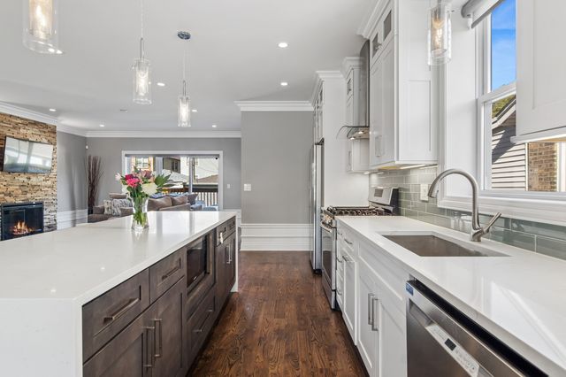 5808 W Waveland Avenue, Chicago, IL 60634
