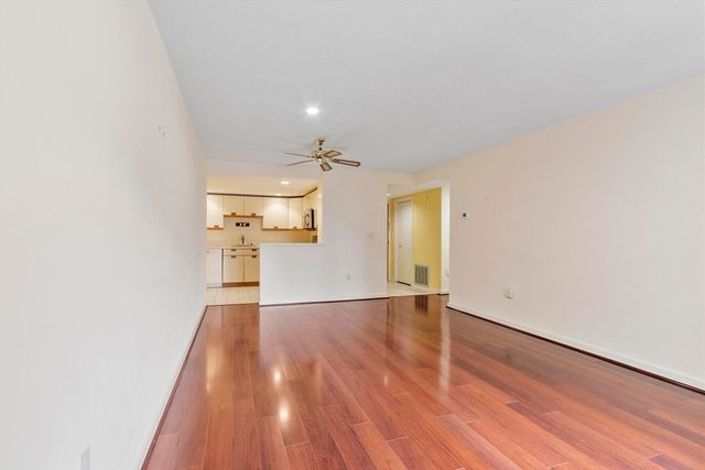 321 Place Ln 321, Woburn, MA 01801