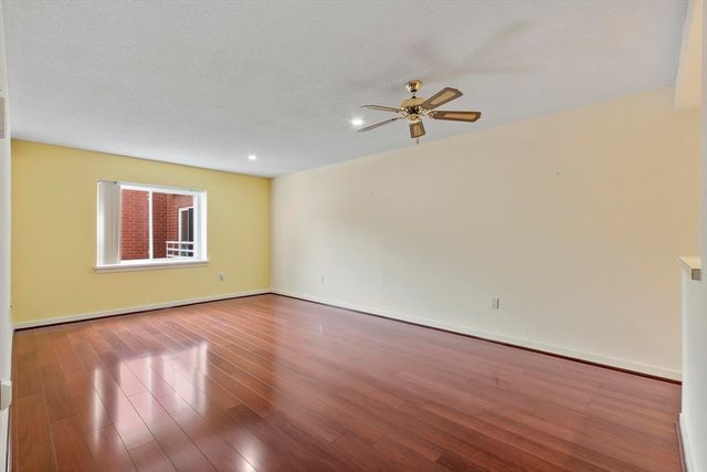 321 Place Ln 321, Woburn, MA 01801