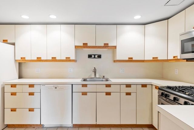 321 Place Ln 321, Woburn, MA 01801