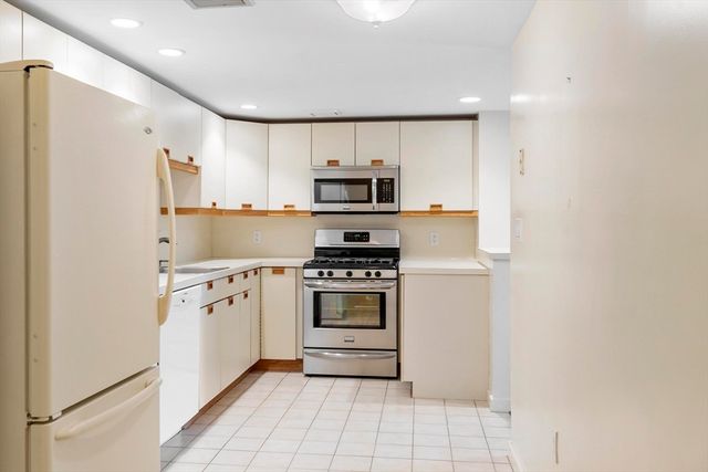 321 Place Ln 321, Woburn, MA 01801