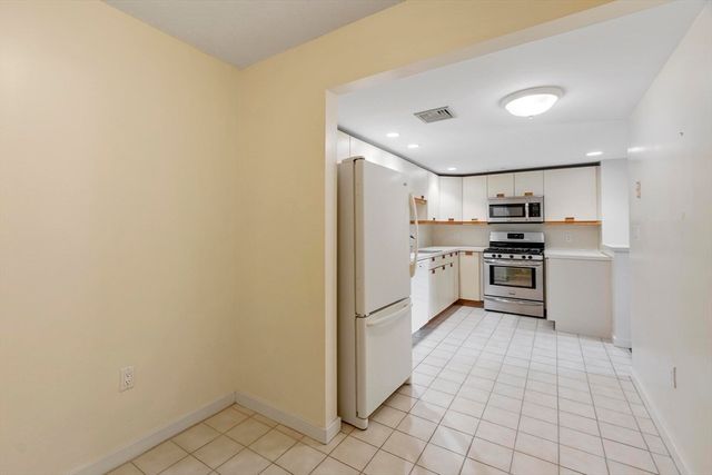321 Place Ln 321, Woburn, MA 01801