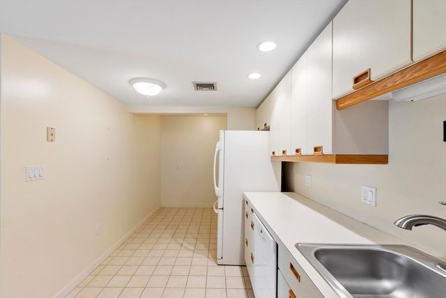 321 Place Ln 321, Woburn, MA 01801