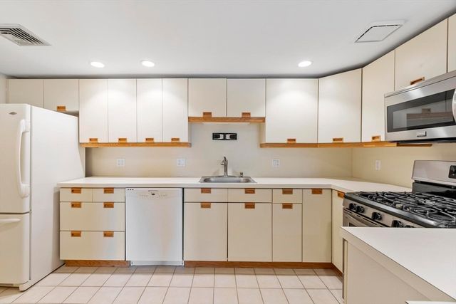 321 Place Ln 321, Woburn, MA 01801