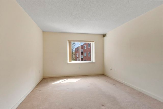 321 Place Ln 321, Woburn, MA 01801