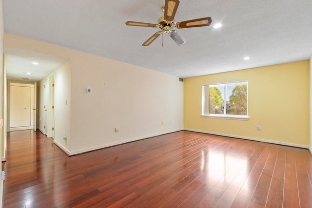 321 Place Ln 321, Woburn, MA 01801