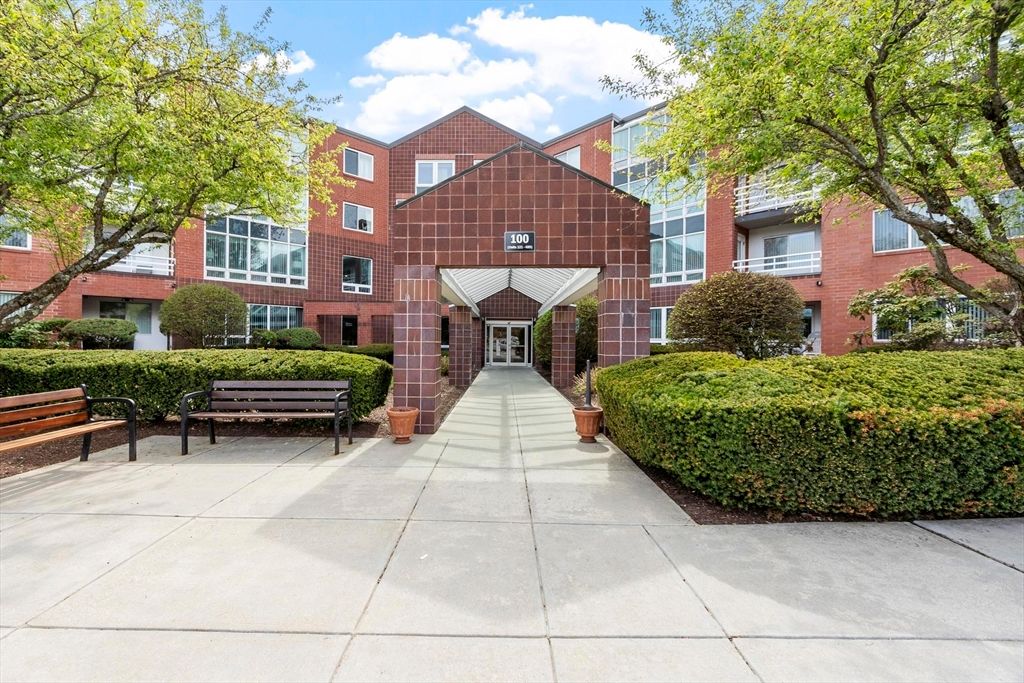 321 Place Ln 321, Woburn, MA 01801