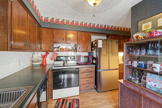 1312 Parkwood Dr, Salina, KS 67401