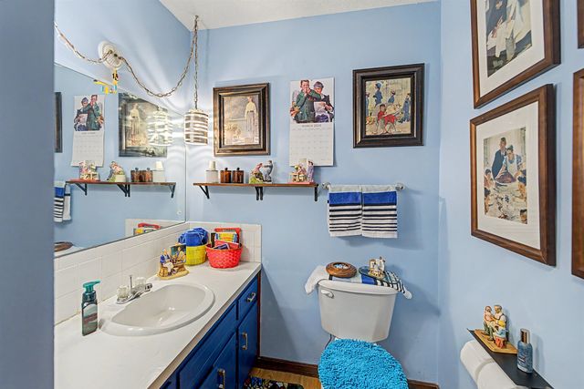 1312 Parkwood Dr, Salina, KS 67401