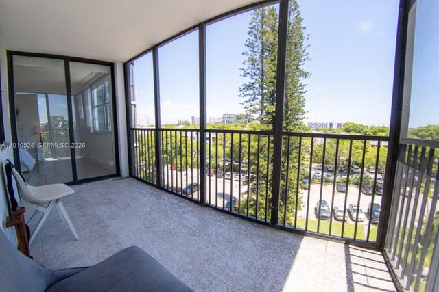 20100 W Country Club Dr 504, Aventura, FL 33180