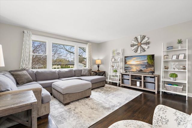 8932 S 85th Court, Hickory Hills, IL 60457