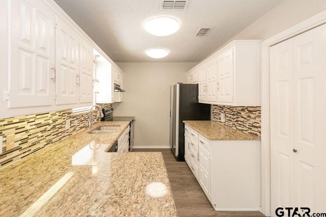 5811 Hollytree, Tyler, TX 75703