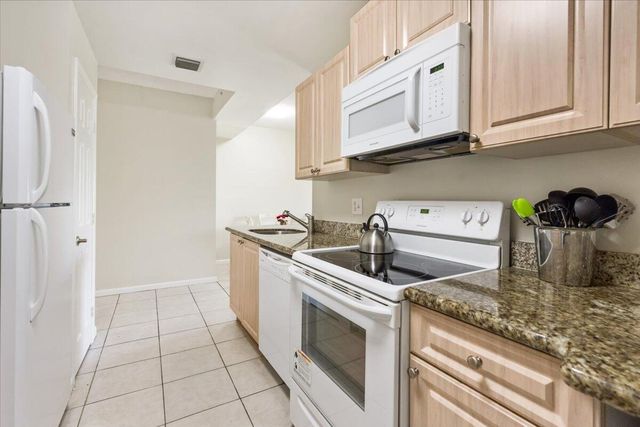 2060 Greenview Shores Boulevard 308, Wellington, FL 33414