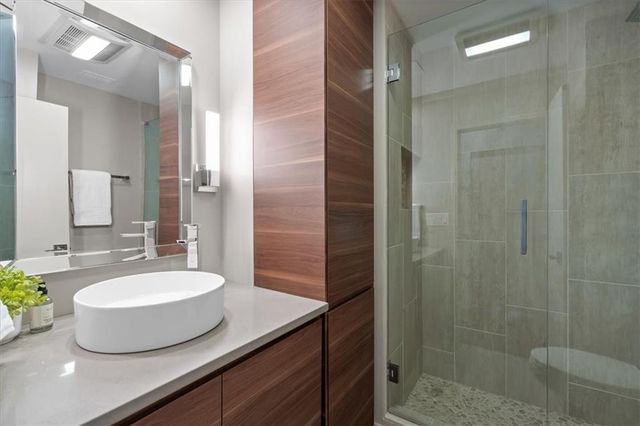 121 W 48th Street 1504, Kansas City, MO 64112