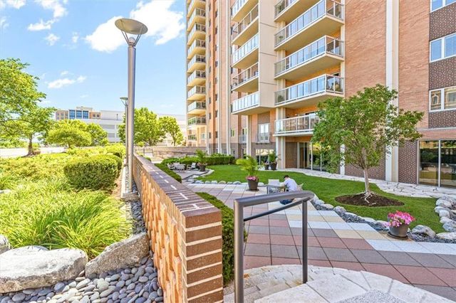 121 W 48th Street 1504, Kansas City, MO 64112