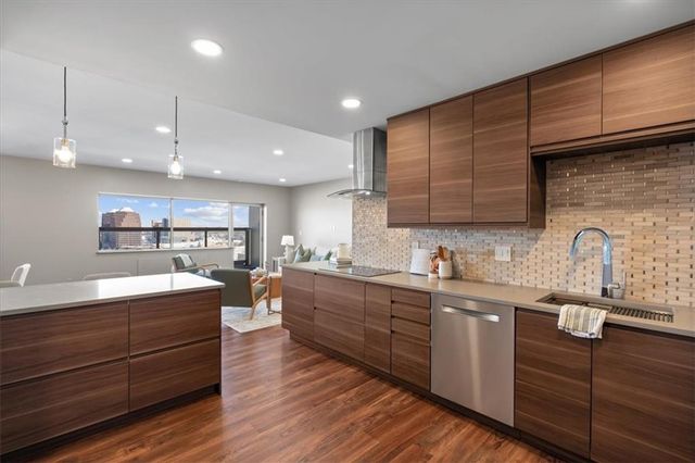 121 W 48th Street 1504, Kansas City, MO 64112