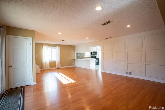 4205 Harding Street, Dearborn Heights, MI 48125