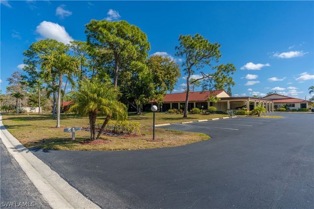 2048 Pine Isle LN 2048, Naples, FL 34112