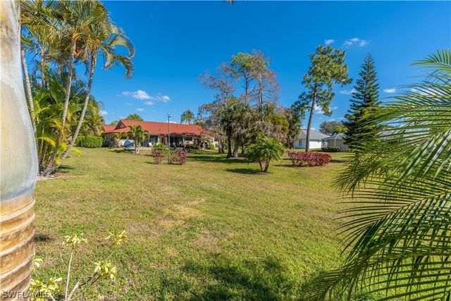 2048 Pine Isle LN 2048, Naples, FL 34112